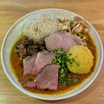 吉田カレー  - 上州熟成牛とキノコとリンゴと蜂蜜のバーモント秀樹カレー 並・山形牛牝牛月齢30ヶ月外モモローストビーフ・アチャール・ローストポークモモ・ポテトサラダ