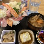 Shinshuu Sushi Sakaba Sushinano - すしやの海鮮丼￥1300、肴になる野菜も多め＠