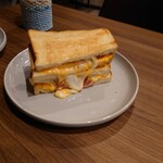 KoDoNa cafe - ３種のチーズメルトサンド  @500円也。