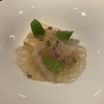 ドゥ・クルール - 甘鯛のお刺身と（何の肝だったか忘れました）テリーヌ、甘鯛の荒で取った出汁のジュレ。スナップえんどう添え