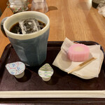 Shirakabe Kafe Hana Go Yomi - アイスコーヒー、和菓子