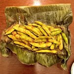 四次元食堂 南インドオステリア - 枝豆のバナナリーフ包み。
