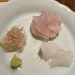 温石 - 奥が真羽太。サスエ前田さんでカツから捌いて塩締め。雑味が完璧に抜け落ち、旨味だけが身に残りました。手前は泥障烏賊。やはり地物です