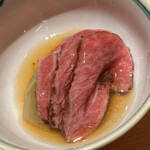 温石 - 知床牛のクリの炭火焼き。底には一富士二鷹三茄子の折戸ナスとオクラが潜みます