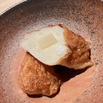 温石 - 葉生姜の揚げ真薯。出来立てなので、フワフワモフモフ食感。薬味は黄身醤油