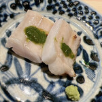 温石 - これが今夜の一番の太刀魚の炭火焼き。薬味は木の芽酢。遠火でジックリと炭の熱を加えるので、繊維が程よく溶け落ち、全く舌や歯に当たりません。これは凄い。今までの太刀魚じゃない（＾◇＾）