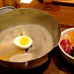 コリアンキッチン シジャン - フローズン冷麺とミニピビンバ