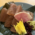 うお清 - 盛り合わせにあった昆布締めの↑が美味し過ぎて単品で追加。魚名失念泣