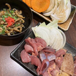 みやま本舗 - 上→野菜盛り、左→皮ポン酢、下→焼き盛り1人前