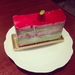 Patisserie Link - 【フラン ¥360】ピスタチオの緑とラズベリーのピンクが鮮やか☆ベリーの甘酸っぱさが絶妙！