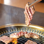 Wagyuu Yakiniku Bassare - 華網ロース、厚めに切ったロースを店員さんが焼いて切り分けます★