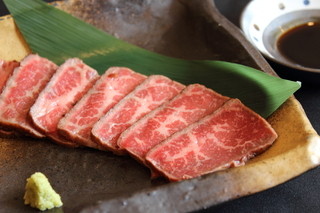 Wagyuu Yakiniku Bassare - 牛とろ炙り焼きは他の肉にはない当店自慢の一品！あっさり醤油とわさびをそえてさっぱりとどうぞ。