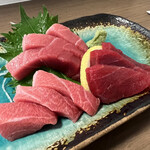 路地裏居酒屋こうじ - 1番手前のが、大トロ、真ん中が中トロ、右手が赤身