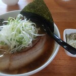 利尻らーめん味楽 - 焼き醤油ラーメン、チャーシュー１枚とメンマトッピング、ネギ増し、小鉢がとろろ昆布