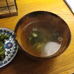 東京餃子 あかり - セットのスープと漬物