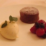 ル・ブルギニオン - Aug, 2013　温かいチョコレートのビスキュイ　ヴァニラアイス添え