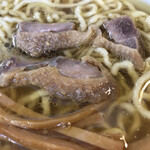 仙台中華そば 銘店嘉一 - 親鶏もも肉のコリコリチャーシューが2枚。