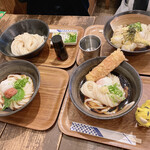 うどんが4杯、並んだ図