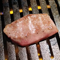 焼肉 ジャンボ はなれ - 黒毛和牛上塩タン調理中（片面40秒焼きがおすすめ）