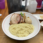 らぁめん夢 - 全部のせつけ麺、味玉、メンマ、小松菜、鶏、豚チャーシューは麺の上に。