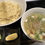 和風居酒屋ダイニング KINKA - 牡蠣出汁で食べるつけ麺　麺の上に散らしてあるのは山椒（花椒じゃやい）