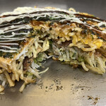 Okonomiyaki Nobu - お好み焼断面。