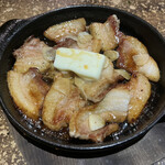 202306  黒豚カルビのガーリックバター焼き