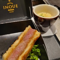 東京焼肉いのうえ 銀座店 - 黒毛和牛デニッシュサンド 入れ物の横にQRコードあり、読み込むと、お店の公式インスタへとぶ(笑)