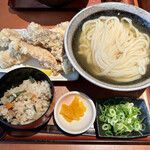 讃歌うどん はんげしょう - Cセット ¥980
            鶏天ちくわ天（ひやひや）+かやくご飯