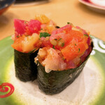 回転寿し トリトン - 【2023年03月】海鮮爆弾軍艦＠242円(込)。