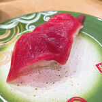 回転寿し トリトン - 【2023年03月】本まぐろ赤身（一貫）＠242円(込)。