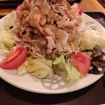 Hishidaya - 大蒜＆ラー油で風味づけした酢醤油タレで食べる豚しゃぶサラダです。