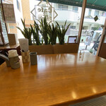 カフェ大好き - 自然光が差し込むテーブル席