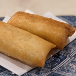 肴屋 魚まる - 春巻の中には蟹クリーム入り。
      こりゃ熱々そうでした。
      ナカマのオーダー。画だけ。