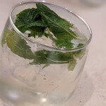 肴屋 魚まる - モヒートを一杯。
      ちょっと大葉がゴツ過ぎたかな。