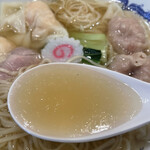 中華蕎麦にし乃 - スープは、透き通る黄金スープ。出汁の旨味と魚介（煮干系）、ガラの甘味がしっかりと味わえます。旨いですね(● ˃̶͈̀ロ˂̶͈́)੭ꠥ⁾⁾