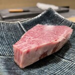 肉割烹 五平 - ヒレ肉をカット