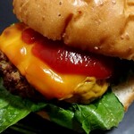 イオンモール - 肉の旨みあふれるチーズバーガーのアップ