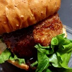 イオンモール - 自慢のメンチカツバーガーのアップ