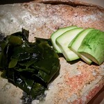 千葉たかおか - 南房総では今フルーツ盛り。今回は摘果メロンを自家製味噌で漬けて。カリリと歯触りよく、もっと食べたかった。枇杷やブルーベリーも漬けてみたそう・・・生の方が美味しいですね、とポロリと呟いていらっしゃいました。