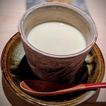 千葉たかおか - 見事な蒸加減の、滑らかでトゥルトゥルな茶碗蒸し。具は無し。どんなに体調が悪くても、染みていくような一品。