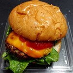 イオンモール - 肉の旨みあふれるチーズバーガー