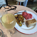 THE NUTS EXCHANGE - ワインとデリ２種、アップルクランブルケーキ