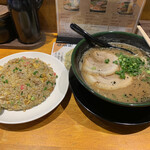 ラーメン 舜 - 焦がしにんにく：８００円　チャーハン：５００円