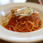 ランチ　地産玉ねぎと荏胡麻豚のアラビアータ温玉付き