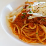 ランチ　地産玉ねぎと荏胡麻豚のアラビアータ温玉付き