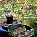 宏智庵 日月カフェ - そのテーブルにバスク風チーズケーキとアイスコーヒー