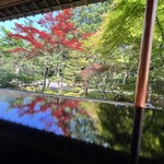 宏智庵 日月カフェ - 庭に面した廊下の一等席から。テーブルに紅葉が映り込んでいました