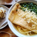 まるけん - 大判きつねうどん(冷) 700円、大盛り 100円、鶏天 300円