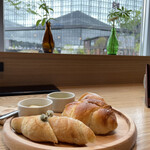 TruffeBAKERY BAKERY & RESTAURANT - トリュフベーカリー３種のパンセット600円　塩トリュフロールパンも入る人気のセット